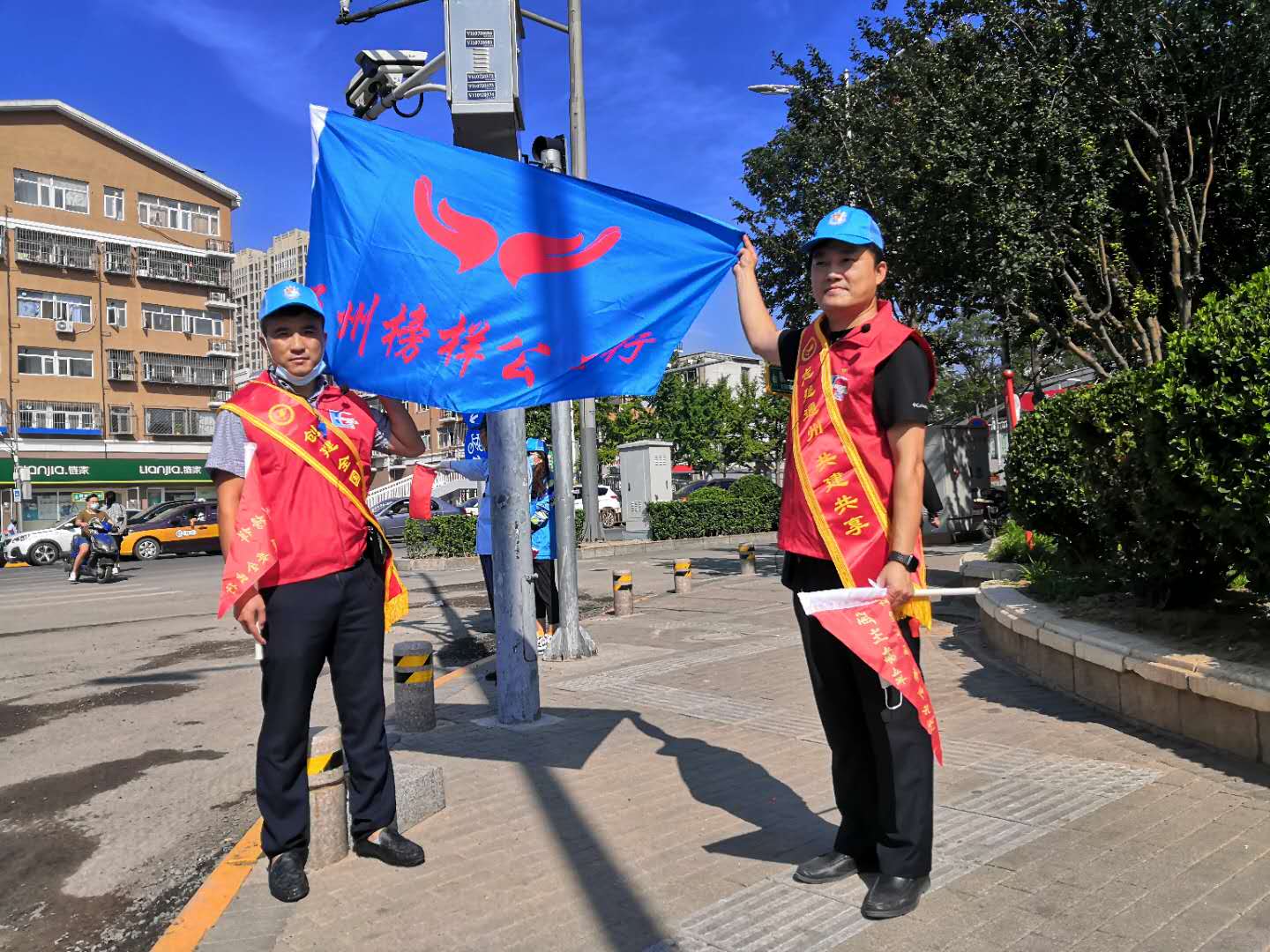 <strong>丝袜空姐帮我口交</strong>